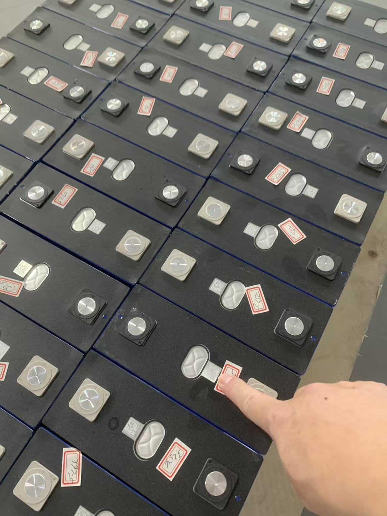 Prismatic cell array — cell sourcing and traceability check